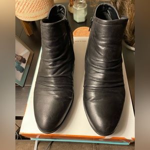 Beartraps women’s booties. Gently worn. (Worn twice).